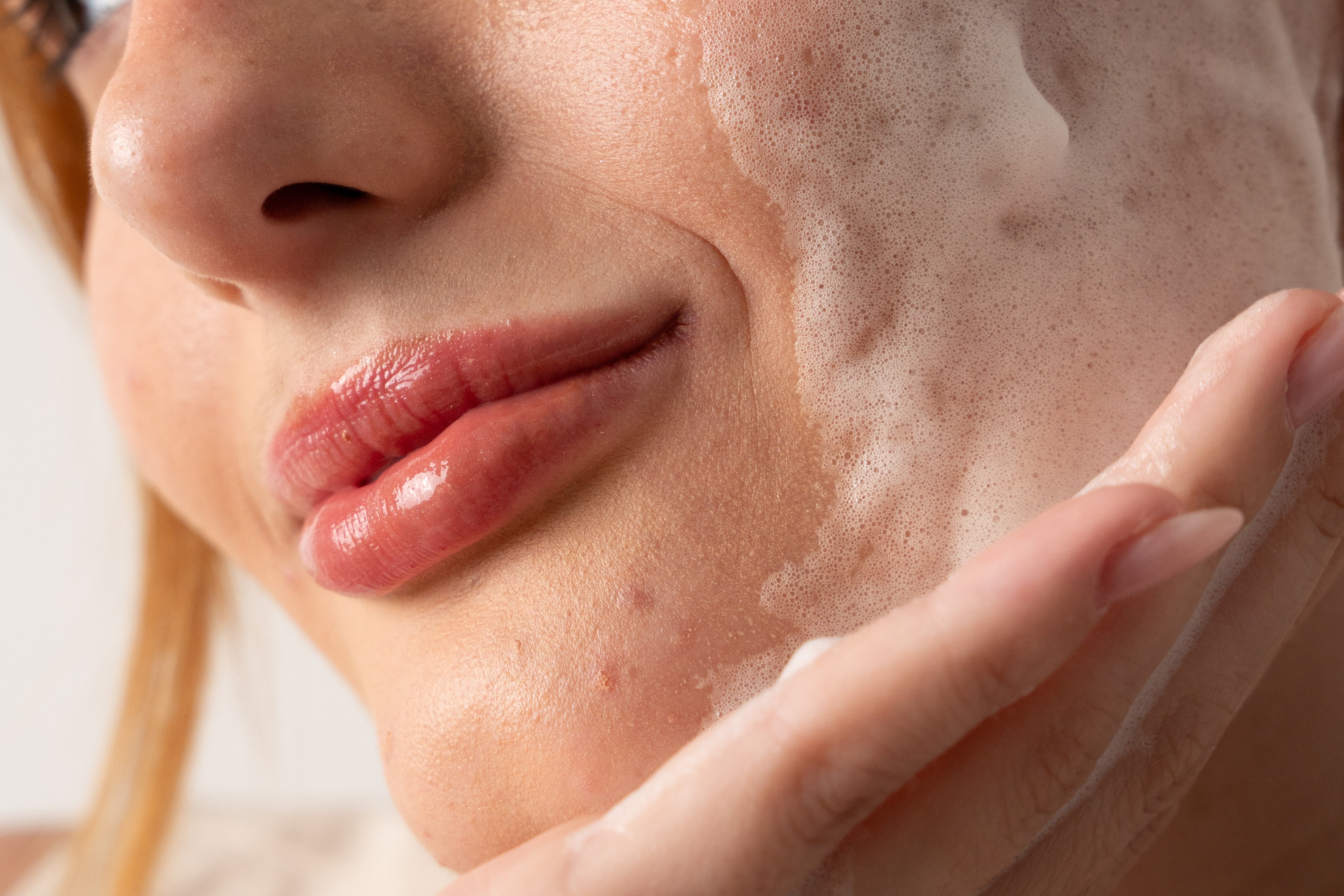 7 produtos para pele oleosa que não podem faltar na sua rotinal de skincare