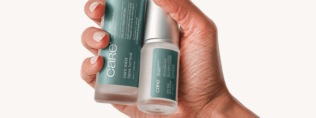 uma mão segurando o tonico facial CARE Mist